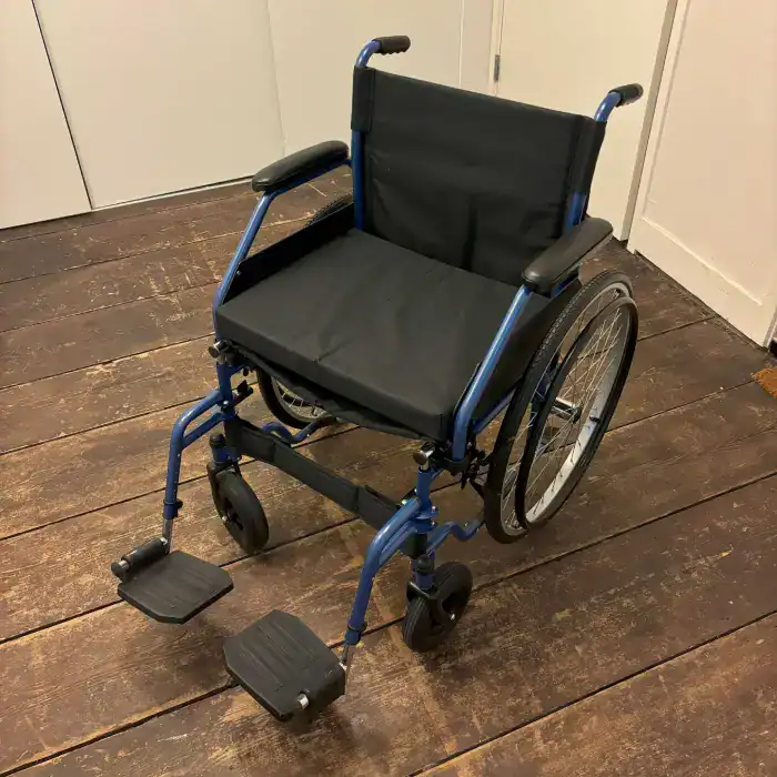 Rolstoel op een houten vloer