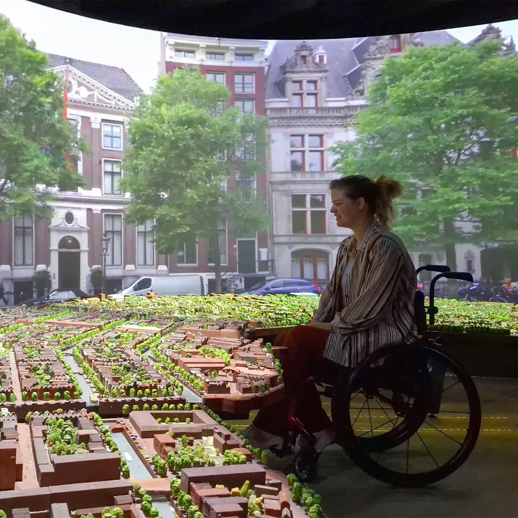 Eline bekijkt een tentoonstelling