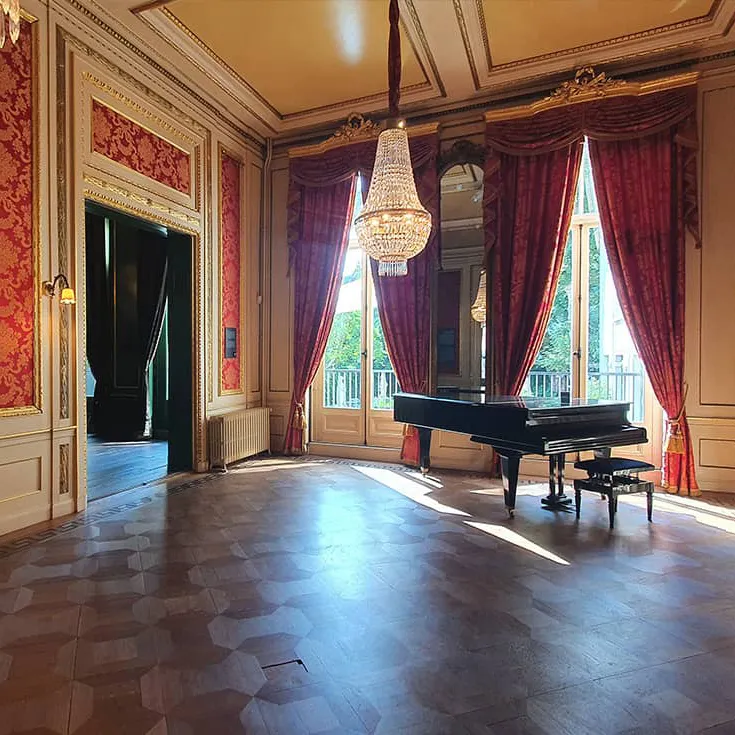 Stijlkamer met originele wandbekleding en vleugel in het Grachtenmuseum