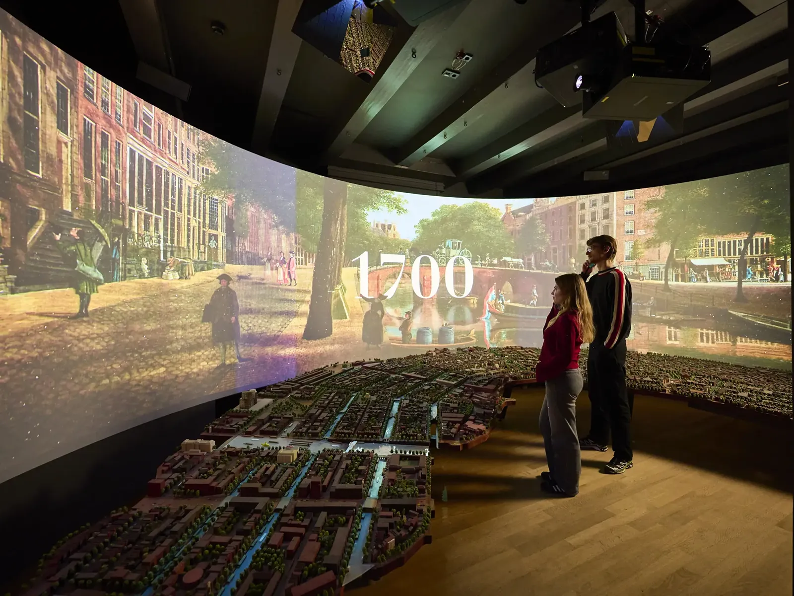 Grachtenmuseum panorama projection 1700 photo Rebekka Mell