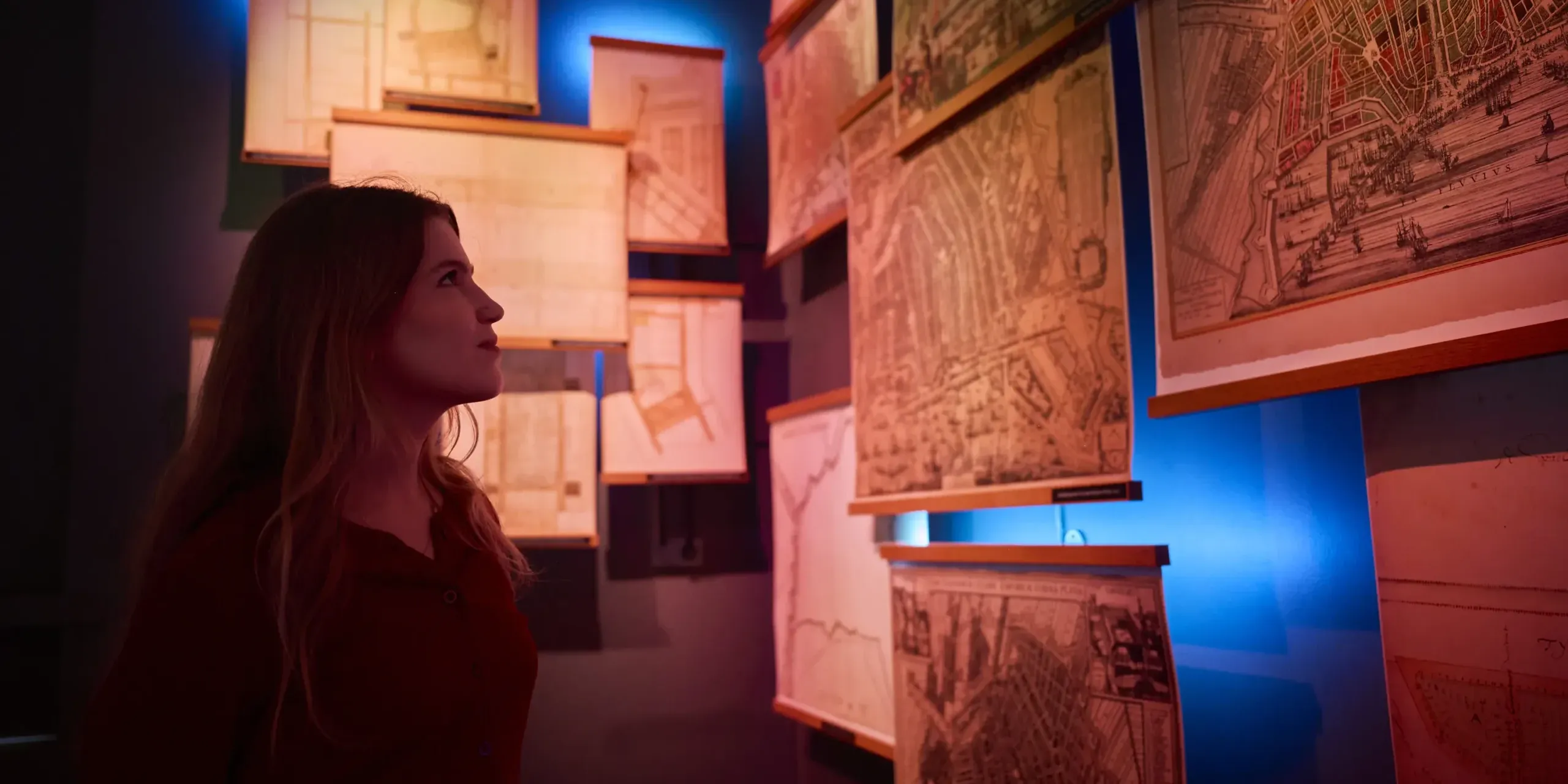Grachtenmuseum visitor historical maps photo Rebekka Mell