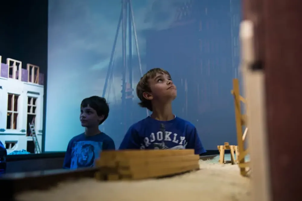 Grachtenmuseum schoolbezoek leerling projectie foto MerijnSoeters
