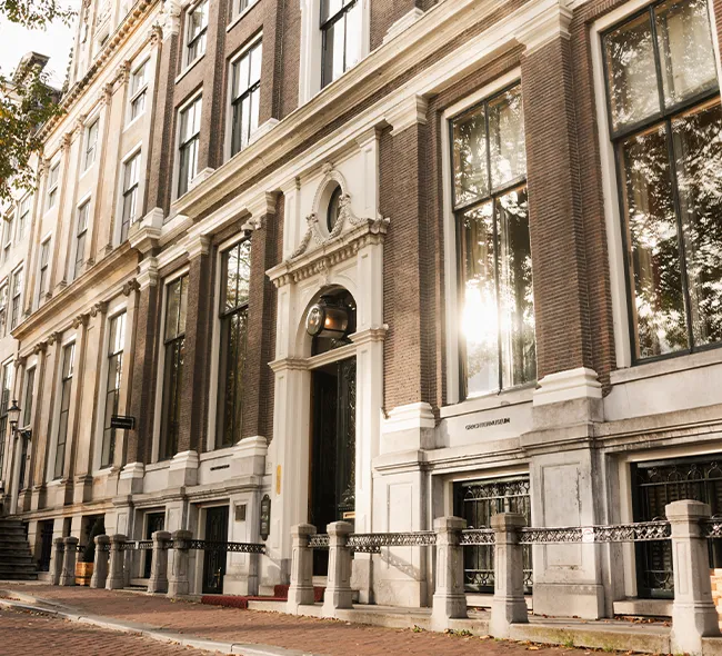 De voorgevel van het Grachtenmuseum aan de Herengracht 386 in Amsterdam