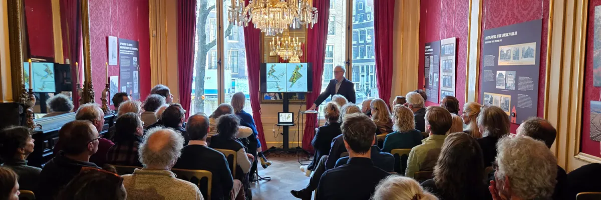 Twee bezoekers in de Rode Salon van het Grachtenmuseum, foto Rebekka Mell