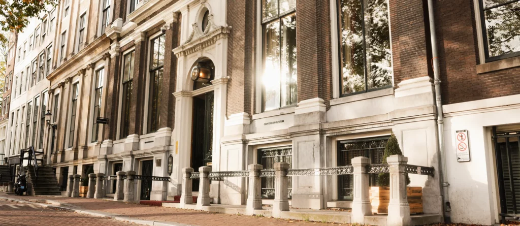 Voorgevel van het Grachtenmuseum in de ochtendzon
