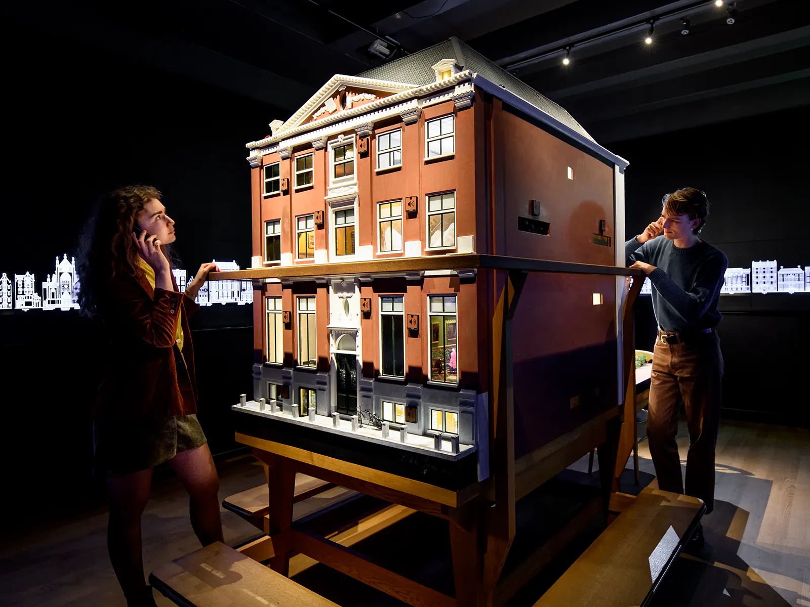 Poppenhuis in de vaste tentoonstelling van het Grachtenmuseum