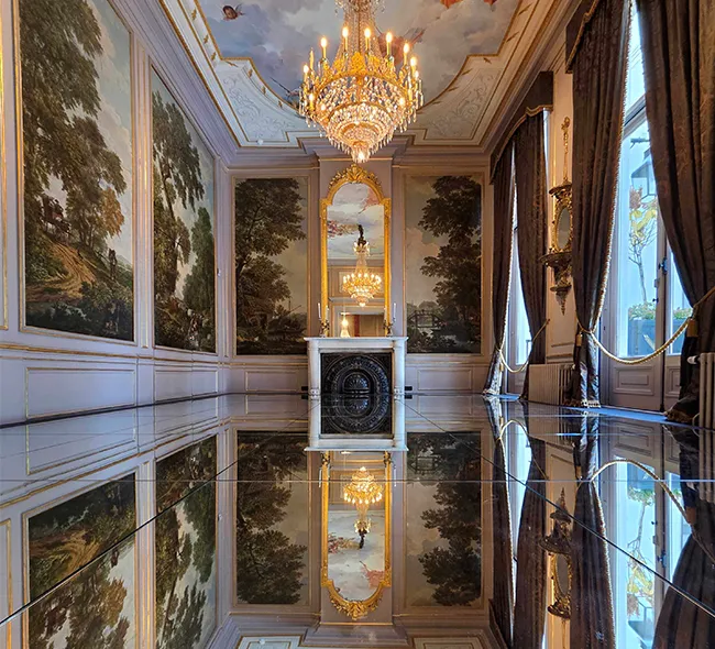 Spiegelvloer in het Grachtenmuseum_