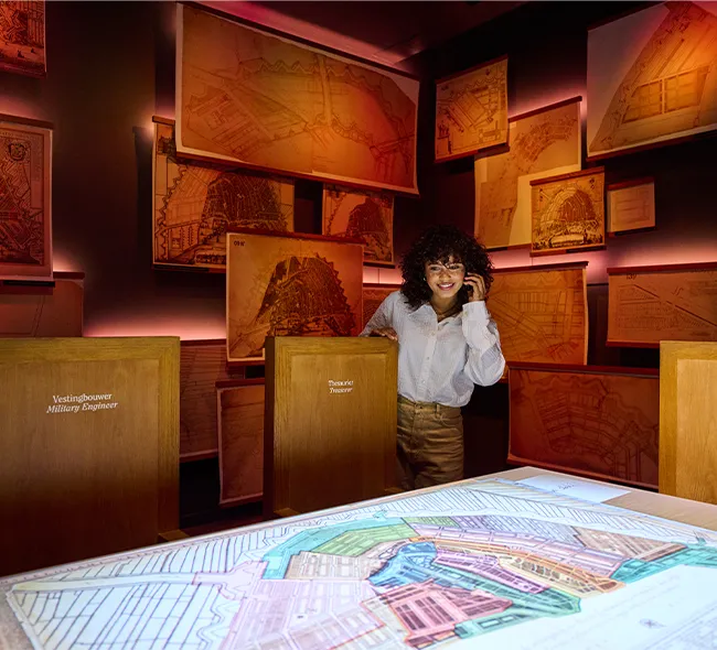 Bezoekers in de Rode Salon van het Grachtenmuseum